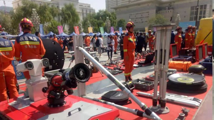 我公司技術(shù)人員在蘭州市消防特勤大隊為消防官兵現(xiàn)場顯示、培訓我公司所供設(shè)備