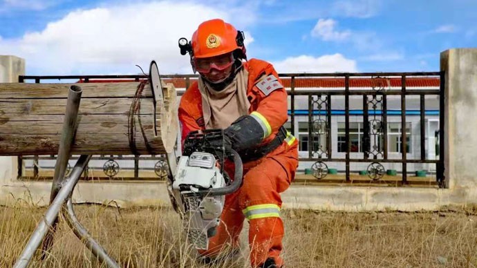 我公司技術(shù)人員在蘭州市消防特勤大隊為消防官兵現(xiàn)場顯示、培訓我公司所供設(shè)備